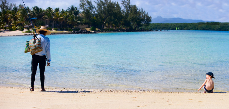 Mauritius Familienhotels am Strand Kind Strand Mauritius Familienferien Angebote