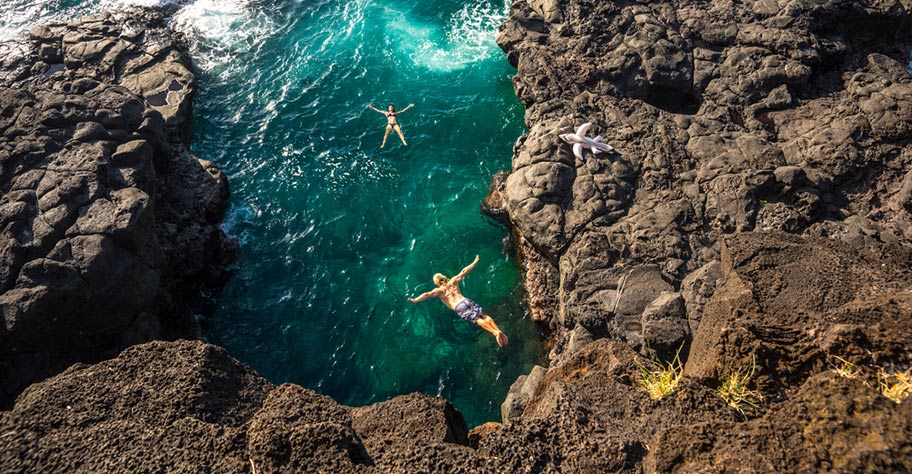 Natürlicher Pool im Meer auf Mauritius Mauritius natürlicher Pool im Meer Mann springt von Klippe