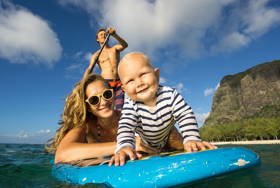 Mauritius mit Kindern - Spass für die ganze Familie Mauritius Reisen mit Kindern Familie Standup Paddle Board